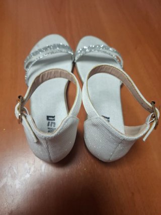 Sandalias blancas con brillo
