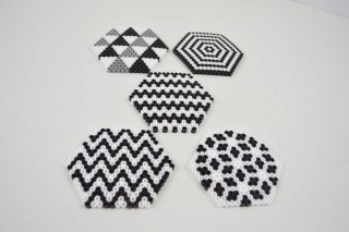 Posavasos hexagonales blanco y negro