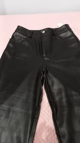 Pantalón de cuero negro