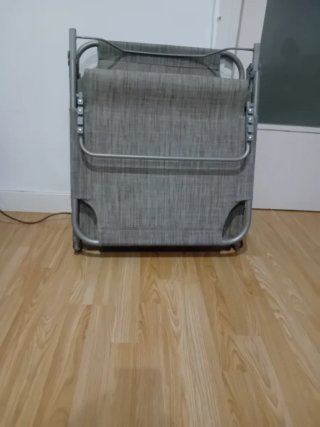 Tumbona plegable gris con reposacabezas