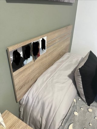 2 camas gemelas con canapé y mesilla