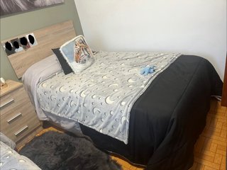 2 camas gemelas con canapé y mesilla