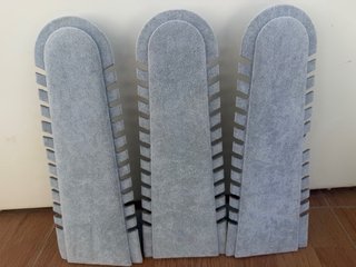 Expositor de pendientes gris