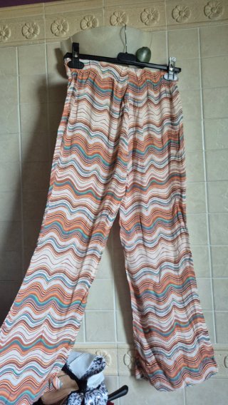 Pantaloni a zampa con fantasia ondulata
