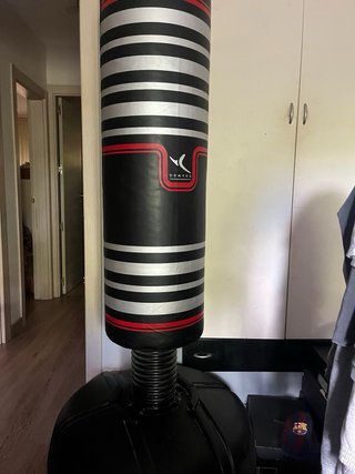 Saco de boxeo negro y plateado