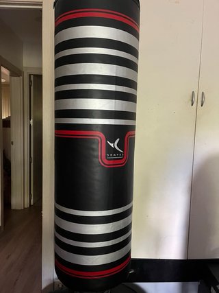 Saco de boxeo negro y plateado