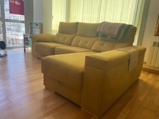 Sofá chaise longue amarillo
