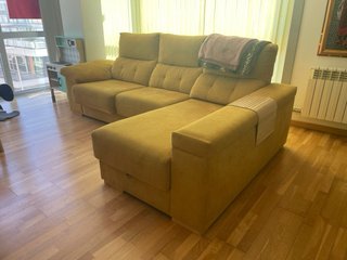 Sofá chaise longue amarillo