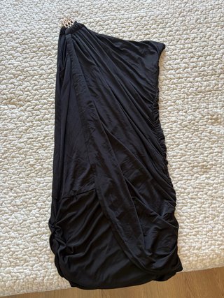 Vestido negro fiesta un hombro