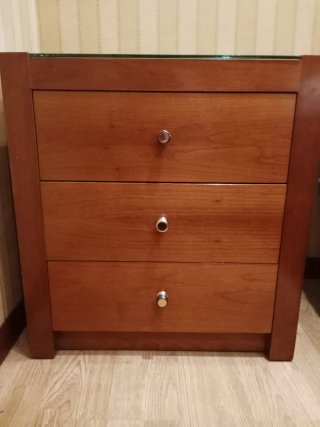 2 mesitas de noche de madera