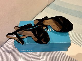 Sandalias Adela Gil Tacón Negro