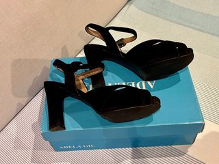 Sandalias Adela Gil Tacón Negro