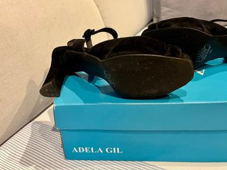 Sandalias Adela Gil Tacón Negro