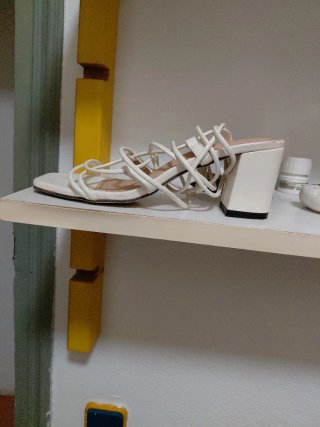 Sandalias blancas de tacón