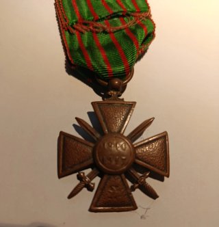 Medalla Croix de Guerre con espadas