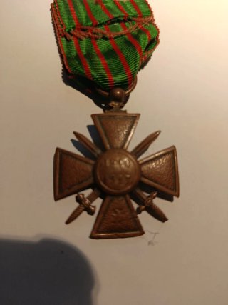 Medalla Croix de Guerre con espadas