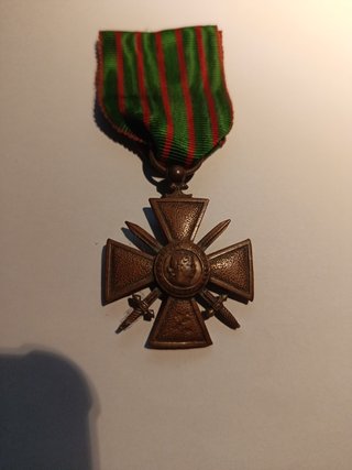 Medalla Croix de Guerre con espadas