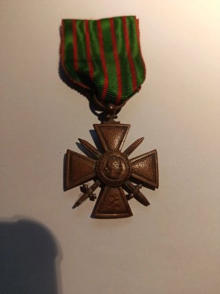 Medalla Croix de Guerre con espadas