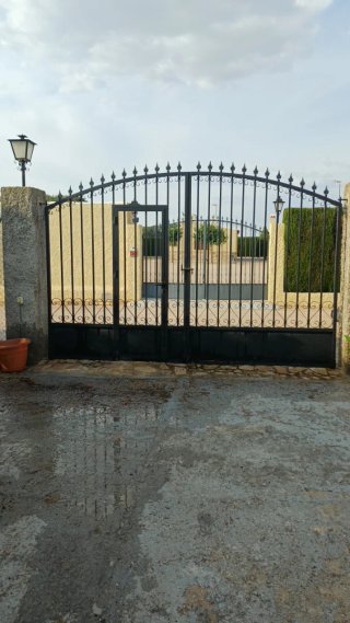 Portón de hierro forjado