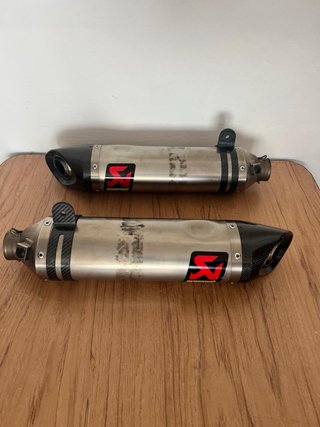 2 Escapes Akrapovic Moto Carbono