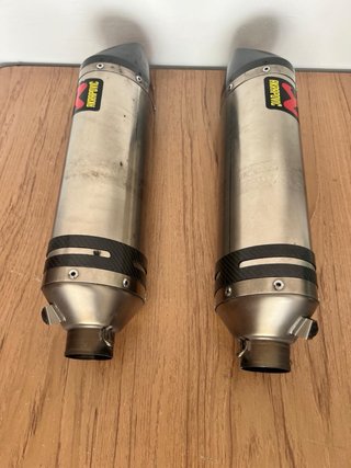 2 Escapes Akrapovic Moto Carbono