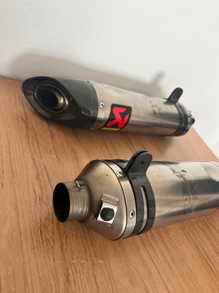 2 Escapes Akrapovic Moto Carbono