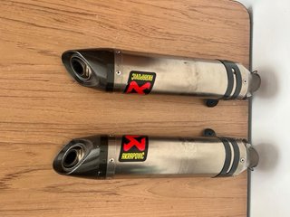 2 Escapes Akrapovic Moto Carbono
