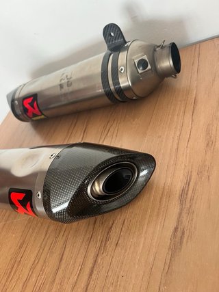 2 Escapes Akrapovic Moto Carbono