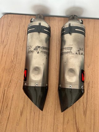 2 Escapes Akrapovic Moto Carbono