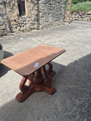 Mesa de salón de madera