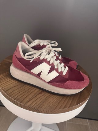 New Balance burdeos y blanco