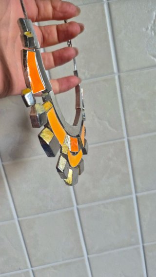 Collana geometrica arancione e argento