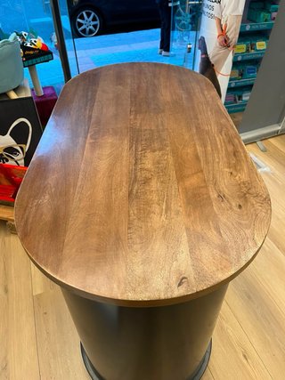 Mostrador de tienda metálico y madera