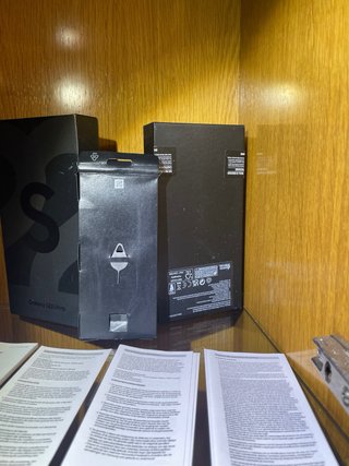 Caja Samsung Galaxy S22 Ultra + Manuales