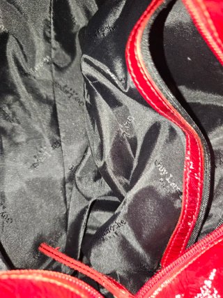Bolso rojo charol con tachuelas
