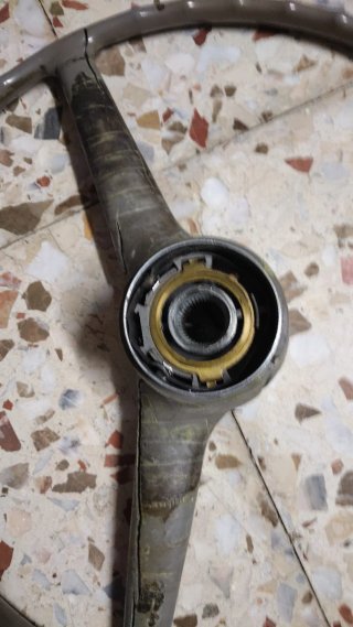 Se vende volante Seat 600 E para restaurar