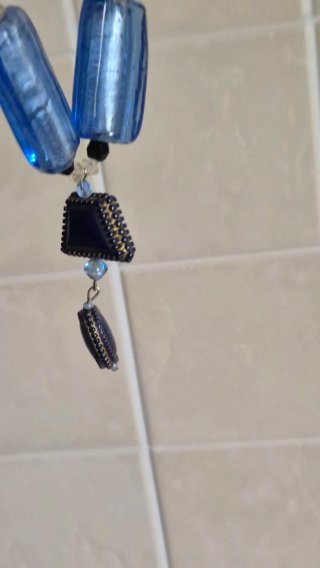 Collana con perle blu e argento