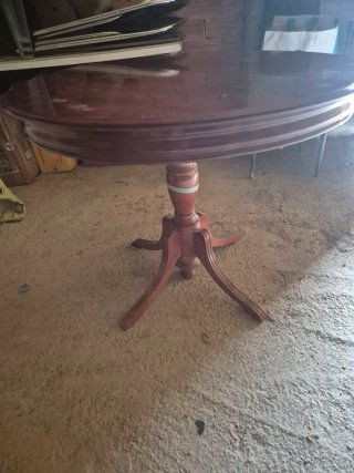Mesa de comedor redonda de madera