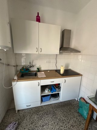 Muebles de cocina blancos y plateados