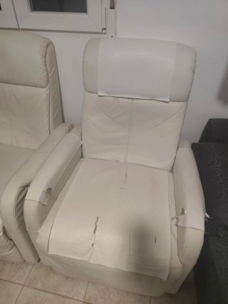 2 Sillones de Cuero Blancos Presentan desperfectos
