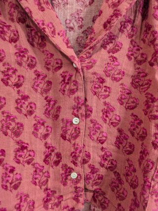 Camisa estampada rosa y gris