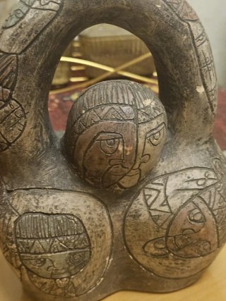 Escultura de barro antigua firmada