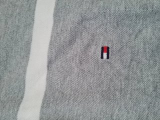 Polo Tommy Hilfiger Gris Rayas Blancas