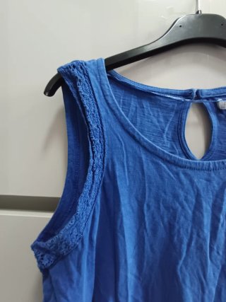 Camiseta azul sin mangas con encaje