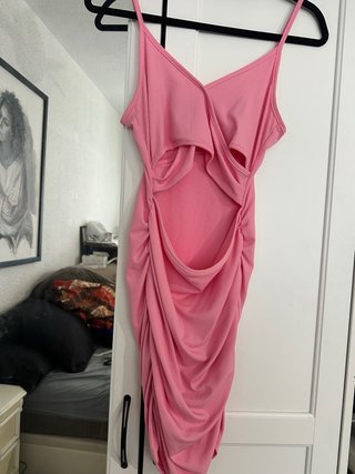 Vestido rosa ajustado con aberturas