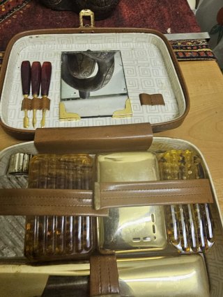 Estuche de belleza vintage marrón y dorado