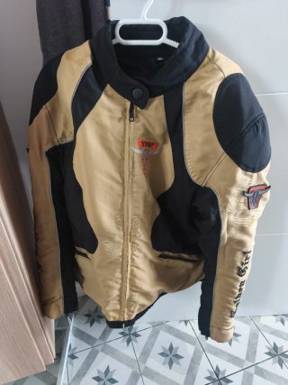 Chaqueta de moto dorada y negra