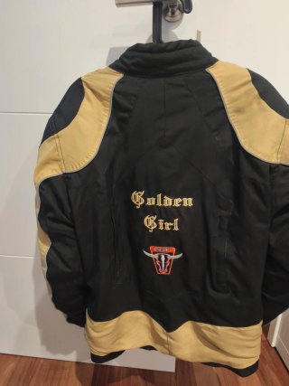 Chaqueta de moto dorada y negra