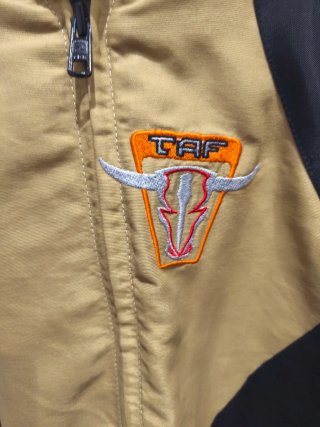 Chaqueta de moto dorada y negra