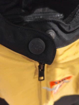 Chaqueta de moto dorada y negra